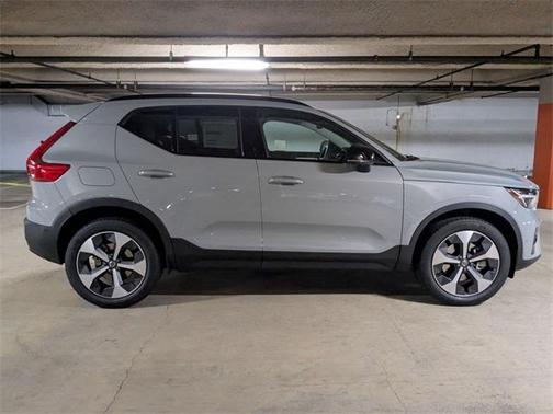 2026 Volvo XC40 B5 Plus
