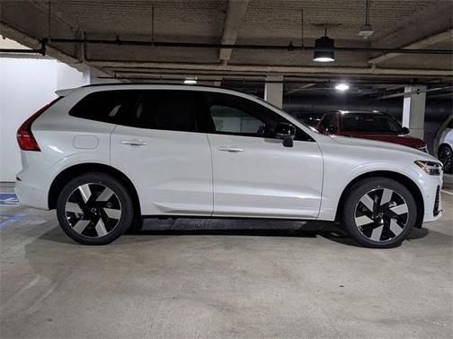 2025 Volvo XC60 Plug-In Hybrid T8 Plus