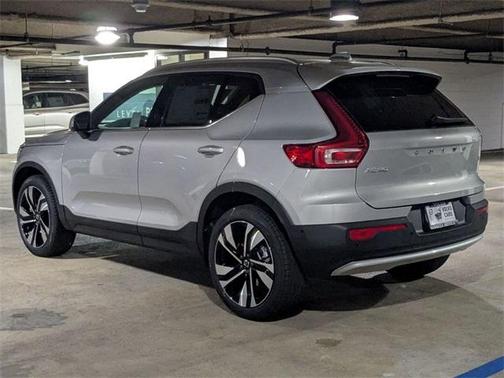 2025 Volvo XC40 B5 Ultra Bright Theme