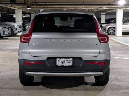 2025 Volvo XC40 B5 Ultra Bright Theme