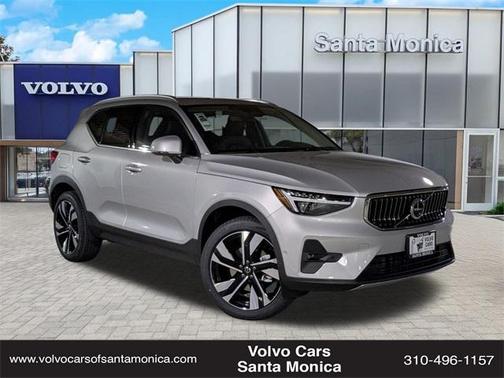 2025 Volvo XC40 B5 Ultra Bright Theme