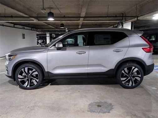 2025 Volvo XC40 B5 Ultra Bright Theme
