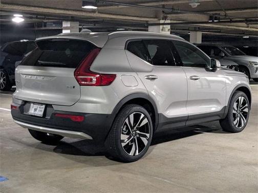 2025 Volvo XC40 B5 Ultra Bright Theme