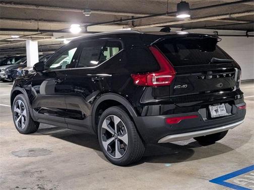 2025 Volvo XC40 B5 Core Bright Theme