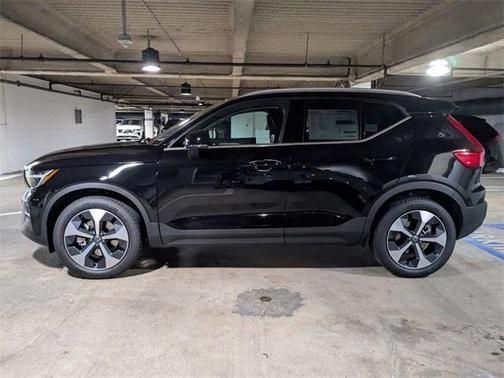 2025 Volvo XC40 B5 Core Bright Theme