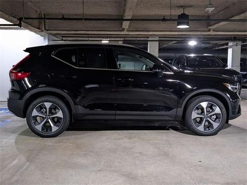 2025 Volvo XC40 B5 Core Bright Theme