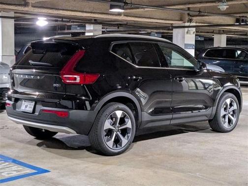 2025 Volvo XC40 B5 Core Bright Theme