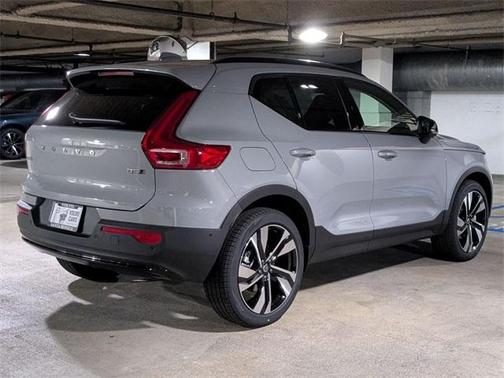 2025 Volvo XC40 B5 Ultra Dark Theme