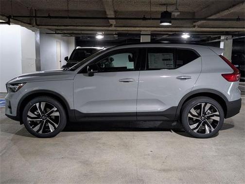 2025 Volvo XC40 B5 Ultra Dark Theme