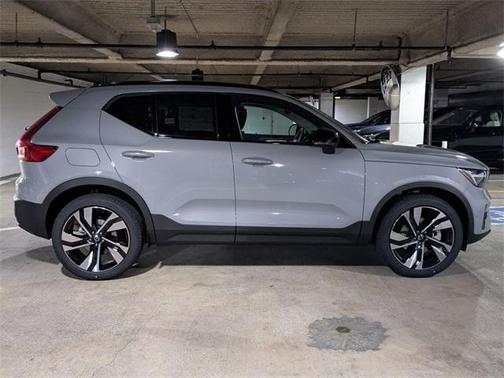 2025 Volvo XC40 B5 Ultra Dark Theme