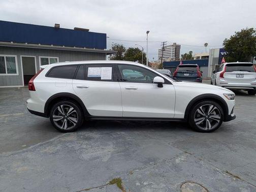 2023 Volvo V60 Cross Country B5 Plus