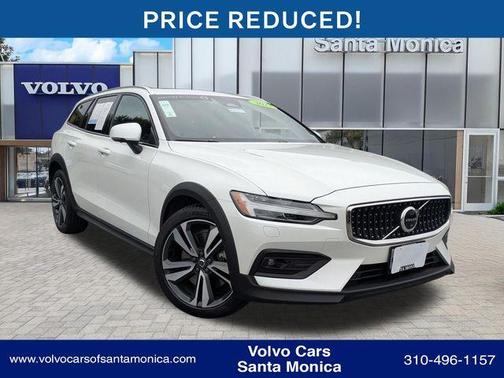 Crystal White 2023 Volvo V60 Cross Country B5 Plus