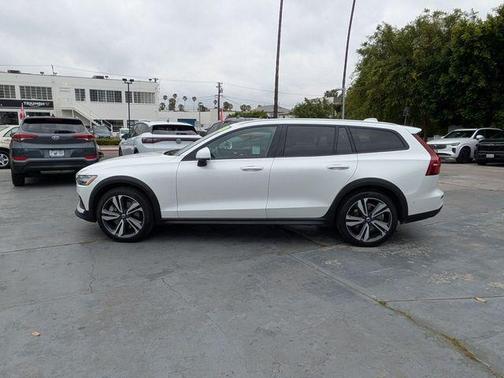 2023 Volvo V60 Cross Country B5 Plus