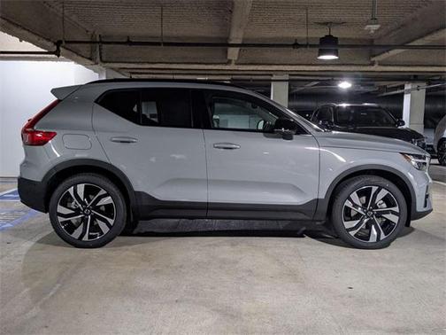 2025 Volvo XC40 B5 Ultra Dark Theme