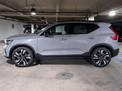 2025 Volvo XC40 B5 Ultra Dark Theme