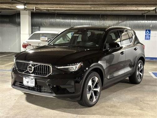 2025 Volvo XC40 B5 Core Bright Theme