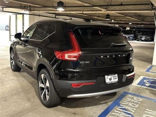 2025 Volvo XC40 B5 Core Bright Theme