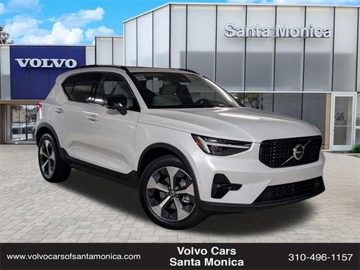 2025 Volvo XC40 B5 Plus Dark Theme