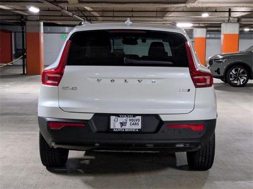 2025 Volvo XC40 B5 Plus Dark Theme