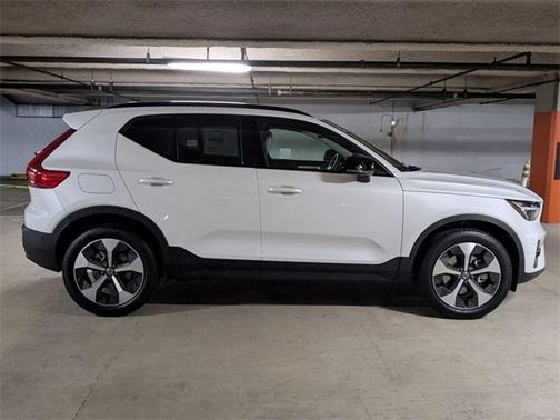2025 Volvo XC40 B5 Plus Dark Theme