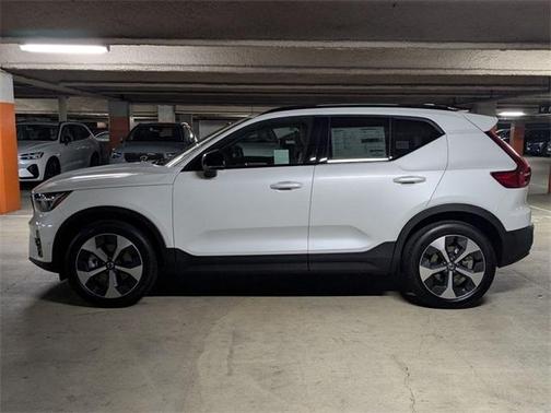 2025 Volvo XC40 B5 Plus Dark Theme