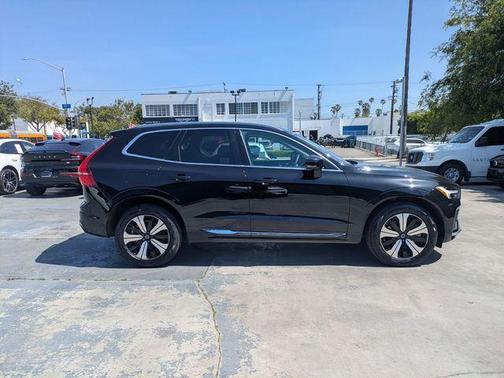2023 Volvo XC60 Recharge Plug-In Hybrid T8 Plus Bright Theme