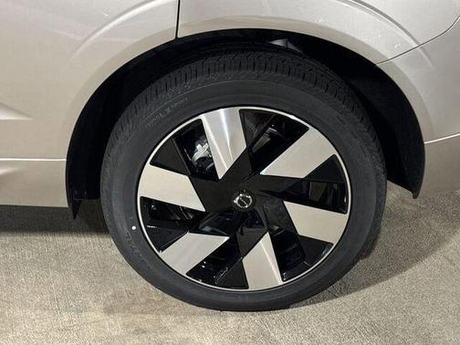 2025 Volvo XC60 Plug-In Hybrid T8 Plus