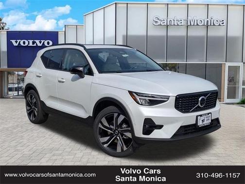 2025 Volvo XC40 B5 Plus Dark Theme