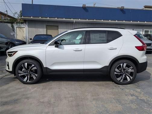 2025 Volvo XC40 B5 Plus Dark Theme