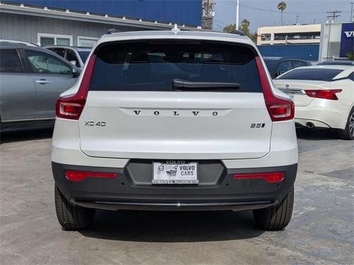 2025 Volvo XC40 B5 Plus Dark Theme