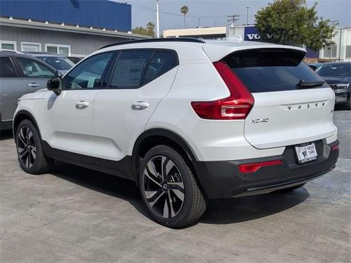 2025 Volvo XC40 B5 Plus Dark Theme