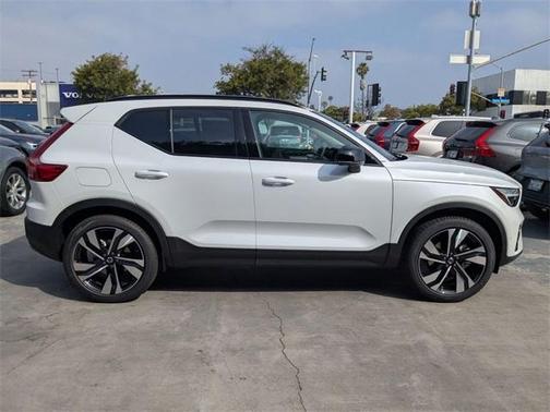 2025 Volvo XC40 B5 Plus Dark Theme