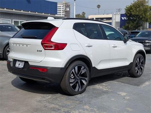 2025 Volvo XC40 B5 Plus Dark Theme