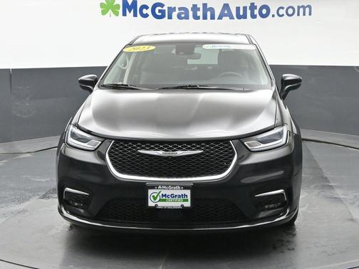 Brilliant Black Crystal Pearlcoat 2023 Chrysler Pacifica Touring-L