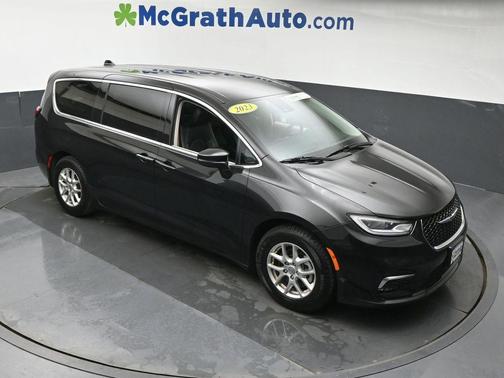Brilliant Black Crystal Pearlcoat 2023 Chrysler Pacifica Touring-L