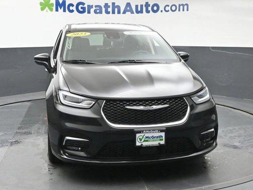 Brilliant Black Crystal Pearlcoat 2023 Chrysler Pacifica Touring-L