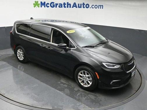 Brilliant Black Crystal Pearlcoat 2023 Chrysler Pacifica Touring-L
