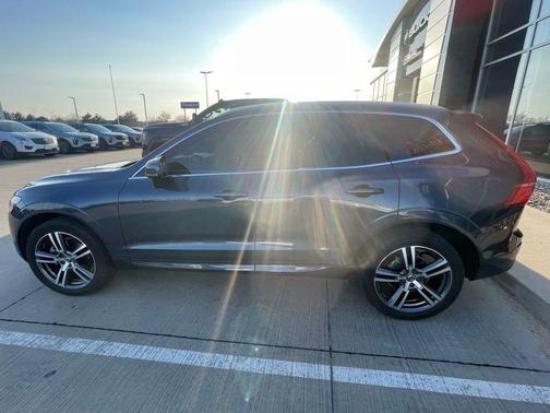 2021 Volvo XC60 T5 Momentum