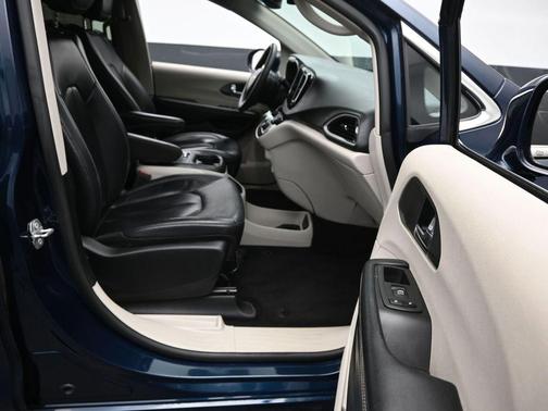 2022 Chrysler Pacifica Touring-L