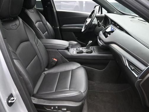 2022 Cadillac XT4 Premium Luxury