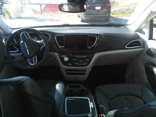 2024 Chrysler Pacifica Touring-L