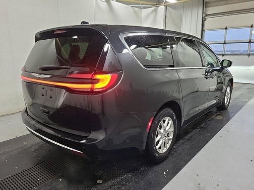 2023 Chrysler Pacifica Touring-L