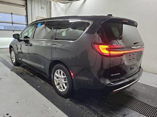 2023 Chrysler Pacifica Touring-L