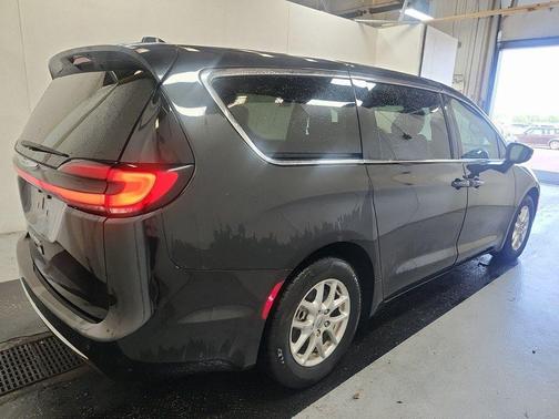 2023 Chrysler Pacifica Touring-L