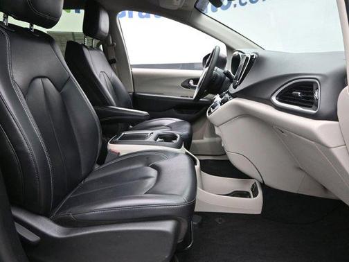 2023 Chrysler Pacifica Touring-L