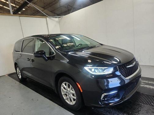 2023 Chrysler Pacifica Touring-L