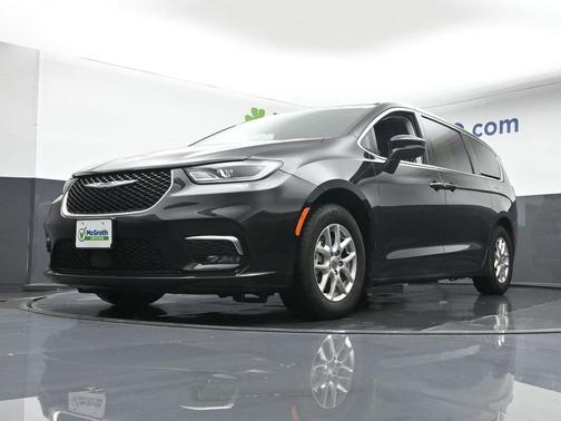 2023 Chrysler Pacifica Touring-L