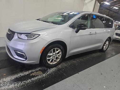 2024 Chrysler Pacifica Touring-L