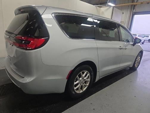 2024 Chrysler Pacifica Touring-L