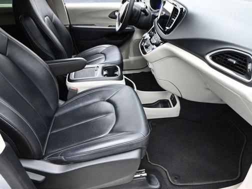 2024 Chrysler Pacifica Touring-L